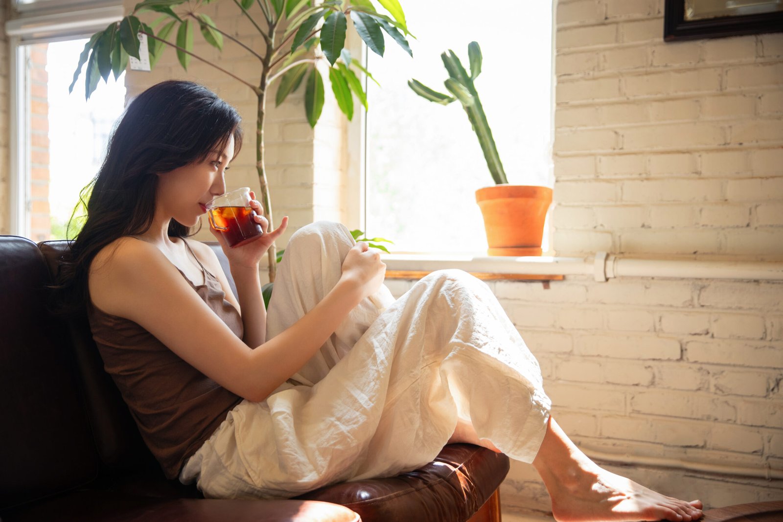 The young woman tea breaks at home